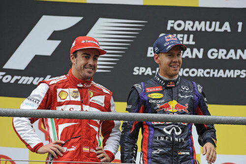 Fernando Alonso y Sebastian Vettel sonríen