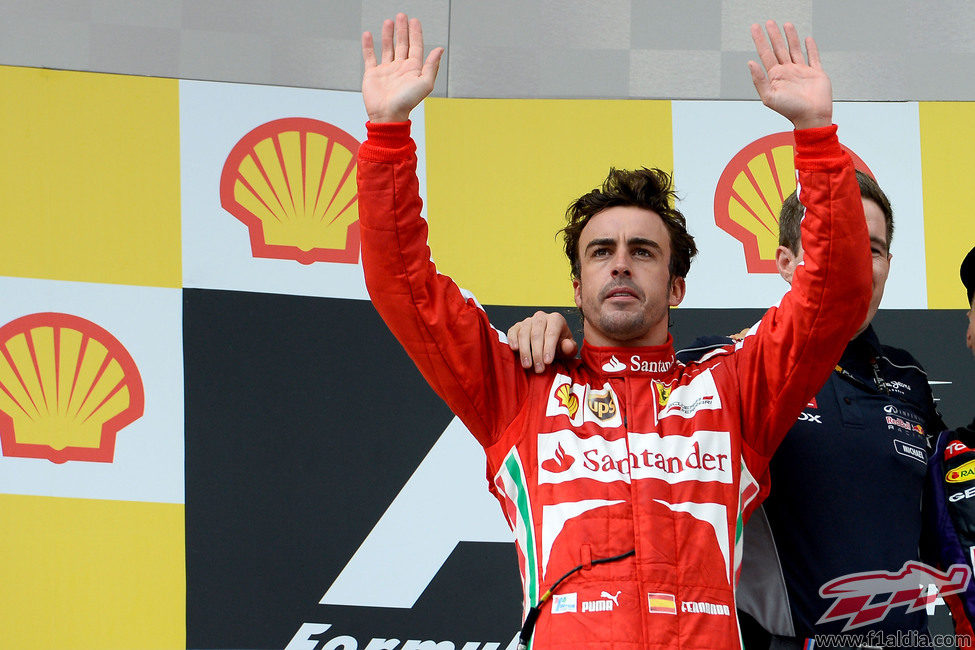 Fernando Alonso saluda al público desde el podio