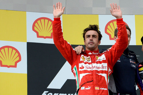 Fernando Alonso saluda al público desde el podio