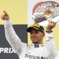 Lewis Hamilton ofrece su trofeo a los fans