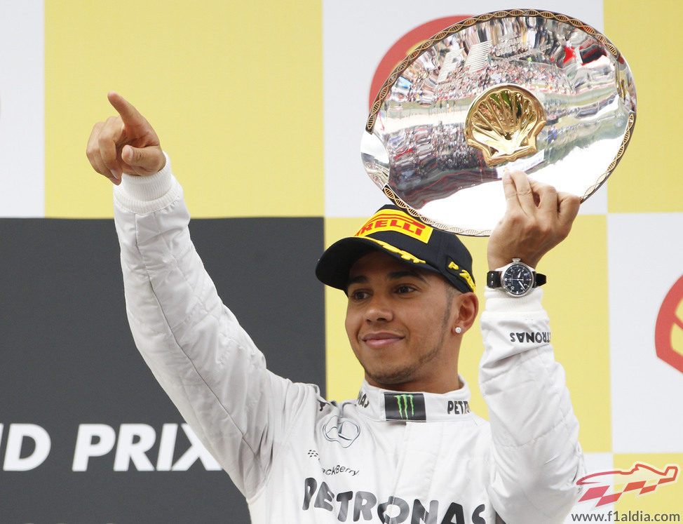 Lewis Hamilton ofrece su trofeo a los fans