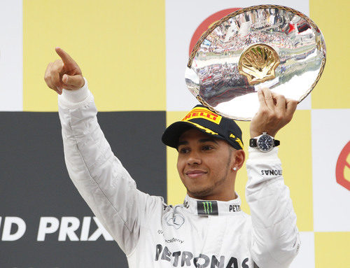Lewis Hamilton ofrece su trofeo a los fans