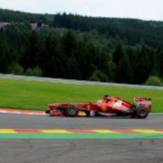 Fernando Alonso rueda con el duro durante el GP de Bélgica 2013