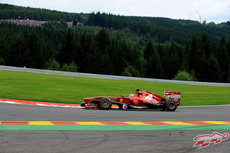 Fernando Alonso rueda con el duro durante el GP de Bélgica 2013