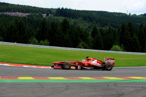 Fernando Alonso rueda con el duro durante el GP de Bélgica 2013