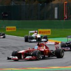 Alonso rueda por delante de Webber