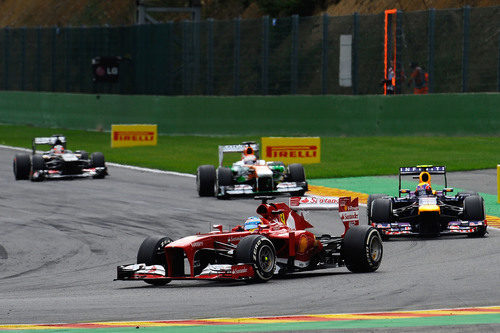 Alonso rueda por delante de Webber