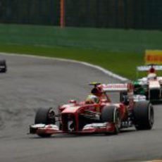 Felipe Massa rueda con su F138 por el trazado de Spa