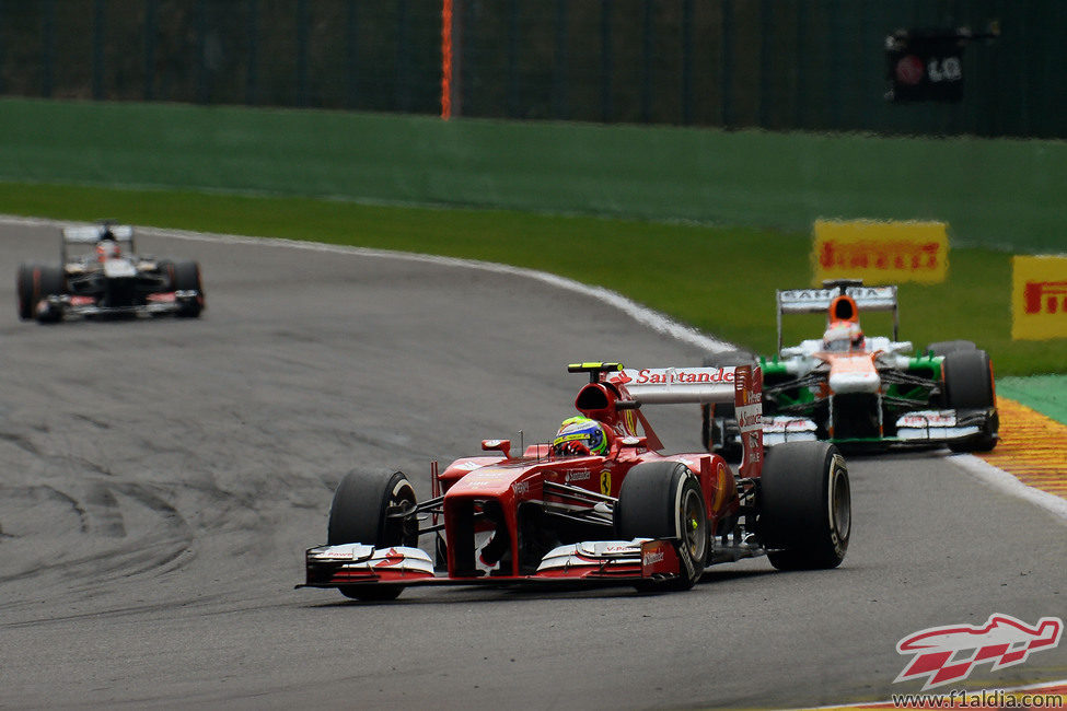 Felipe Massa rueda con su F138 por el trazado de Spa