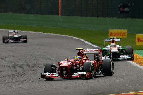 Felipe Massa rueda con su F138 por el trazado de Spa