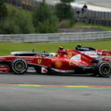 Felipe Massa pilota rueda a rueda con Bottas