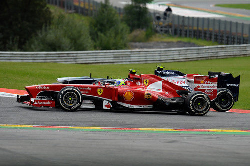 Felipe Massa pilota rueda a rueda con Bottas