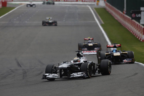 Pastor Maldonado, por delante de un Toro Rosso