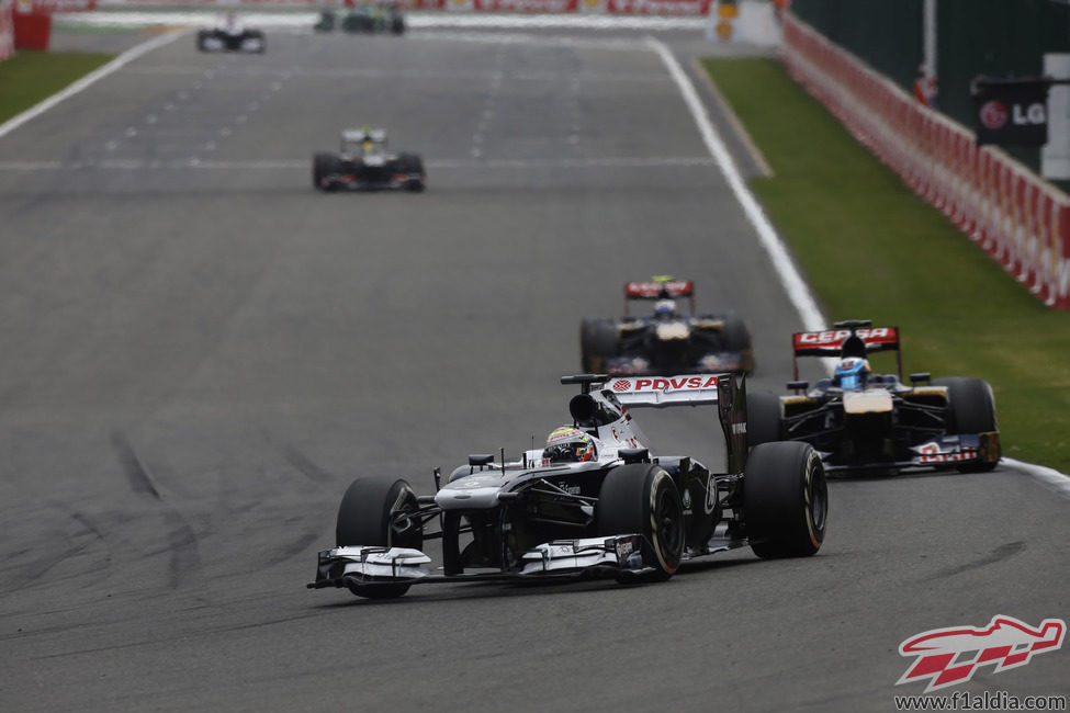Pastor Maldonado, por delante de un Toro Rosso