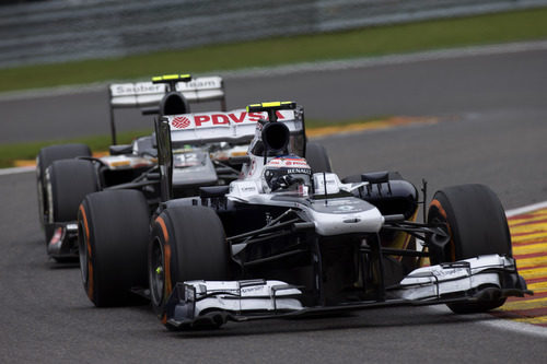 Valtteri Bottas mantiene a uno de los Sauber