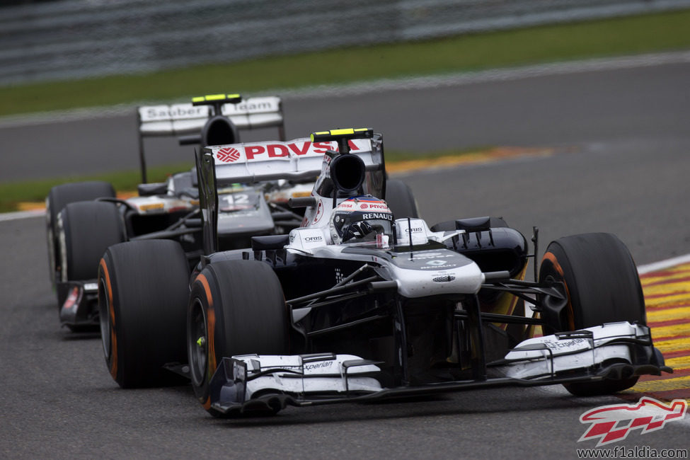 Valtteri Bottas mantiene a uno de los Sauber