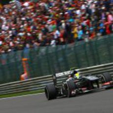 Esteban Gutiérrez lidia con su C32 durante el GP de Bélgica 2013