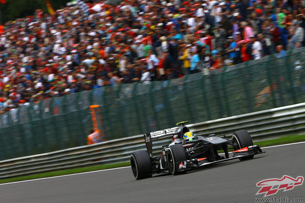 Esteban Gutiérrez lidia con su C32 durante el GP de Bélgica 2013