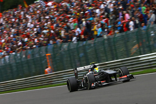 Esteban Gutiérrez lidia con su C32 durante el GP de Bélgica 2013