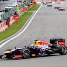 Sebastian Vettel abre hueco en Spa