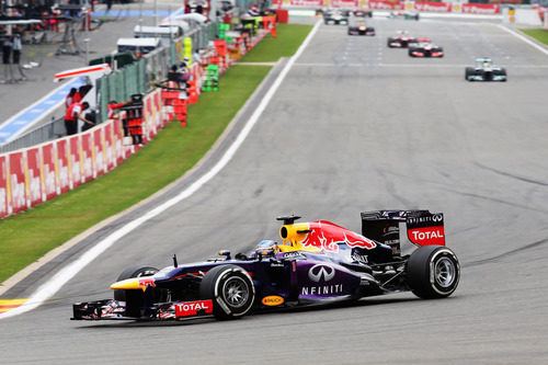 Sebastian Vettel abre hueco en Spa