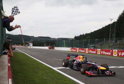 Sebastian Vettel cruza la meta en Spa