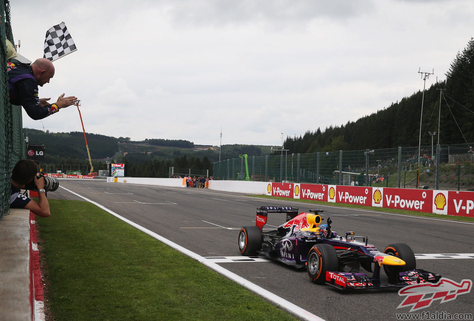 Sebastian Vettel cruza la meta en Spa