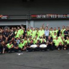 El equipo Red Bull celebra la victoria de Sebastian Vettel