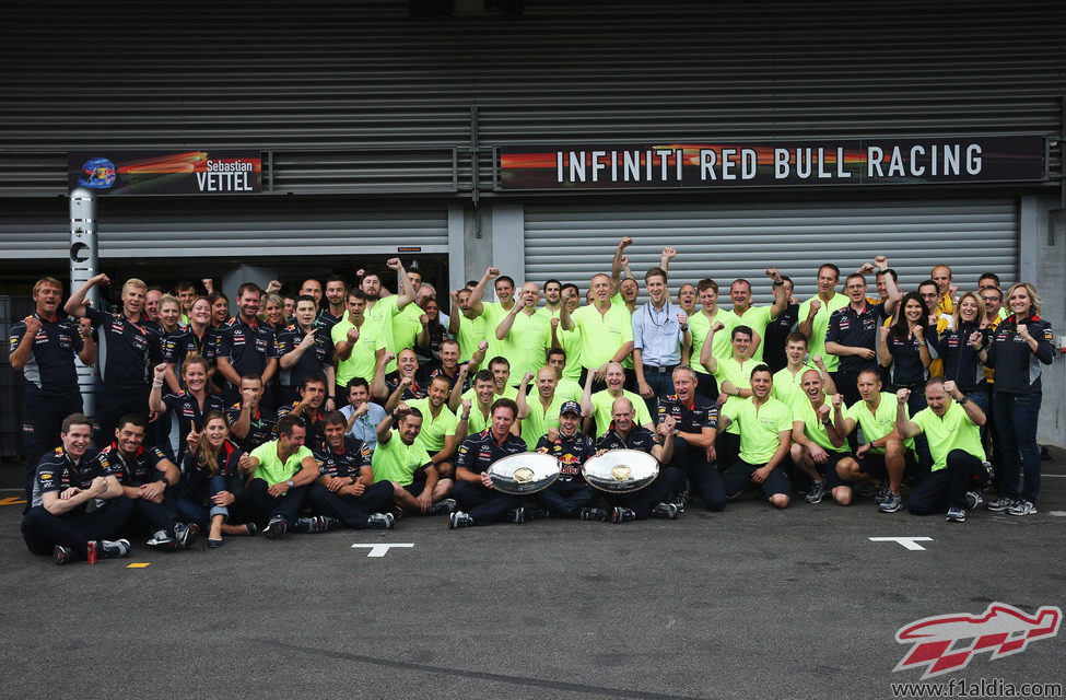 El equipo Red Bull celebra la victoria de Sebastian Vettel