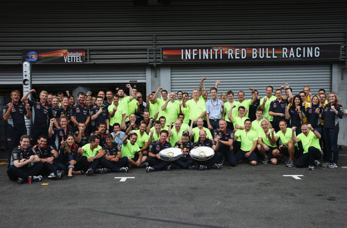 El equipo Red Bull celebra la victoria de Sebastian Vettel