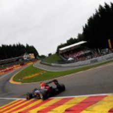 Mark Webber enfila Eau Rouge