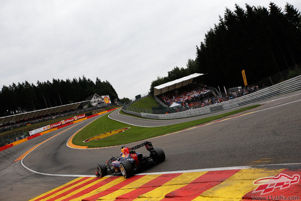 Mark Webber enfila Eau Rouge