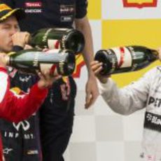 Alonso, Hamilton y Vettel dándole al champagne