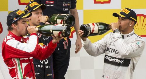 Alonso, Hamilton y Vettel dándole al champagne