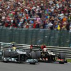 Lewis Hamilton adelanta a Romain Grosjean