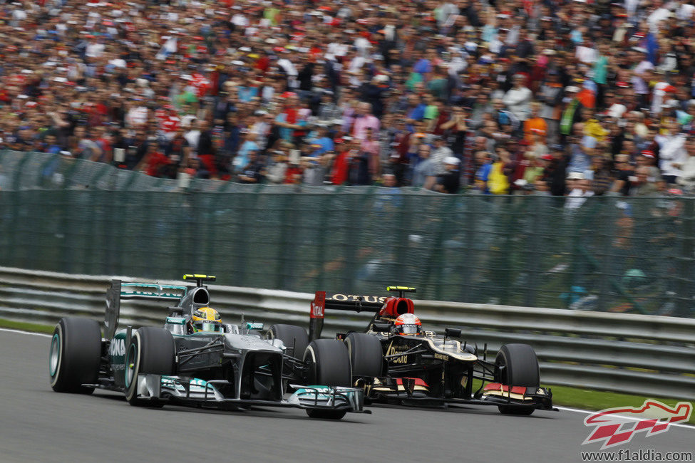 Lewis Hamilton adelanta a Romain Grosjean