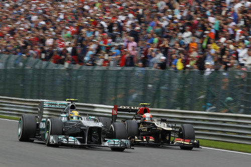 Lewis Hamilton adelanta a Romain Grosjean