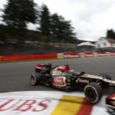 Kimi Räikkönen toma la primera curva de Spa-francorchamps