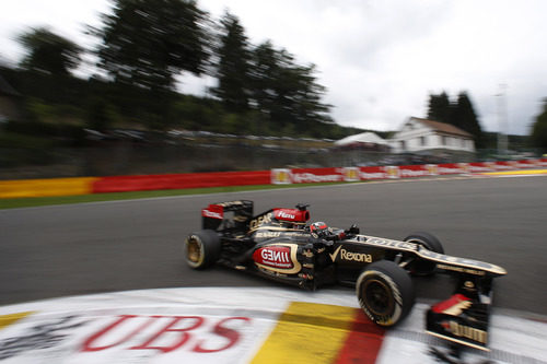 Kimi Räikkönen toma la primera curva de Spa-francorchamps