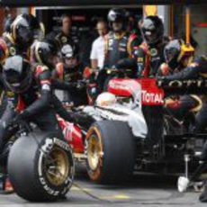 Romain Grosjean realiza su única parada en boxes de la carrera