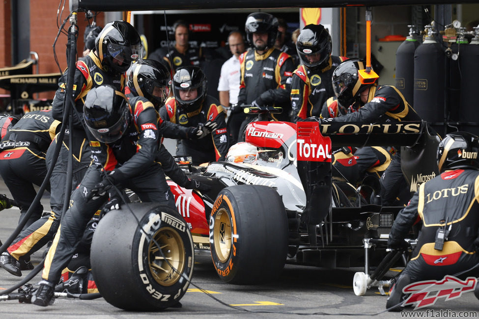 Romain Grosjean realiza su única parada en boxes de la carrera