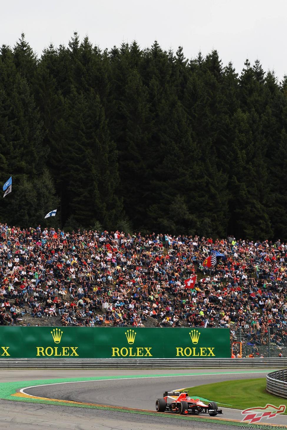 Max Chilton pasa junto a una de las abarrotadas gradas de Spa