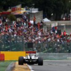 Jenson Button exprime su MP4-28 en el trazado de Spa