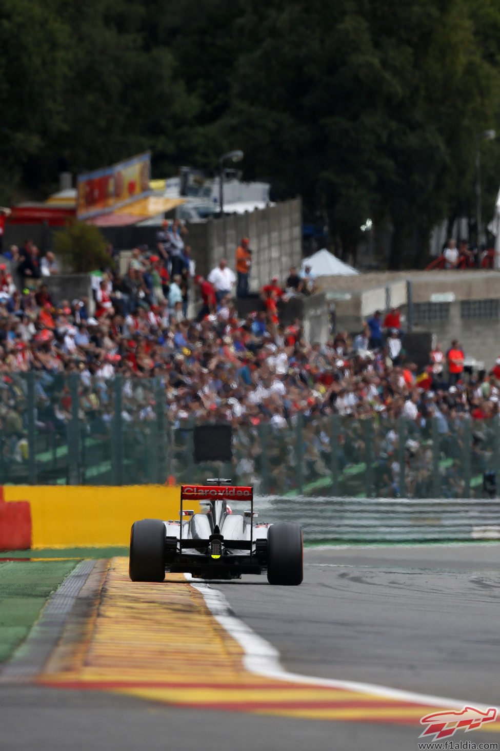 Jenson Button exprime su MP4-28 en el trazado de Spa