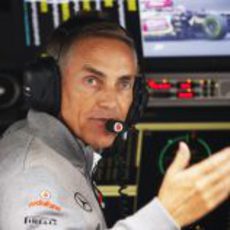 Martin Whitmarsh mira a sus pilotos desde el muro