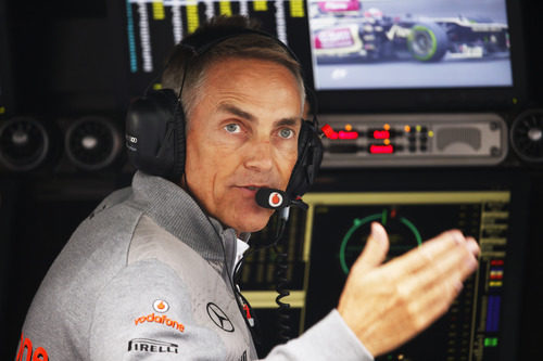 Martin Whitmarsh mira a sus pilotos desde el muro