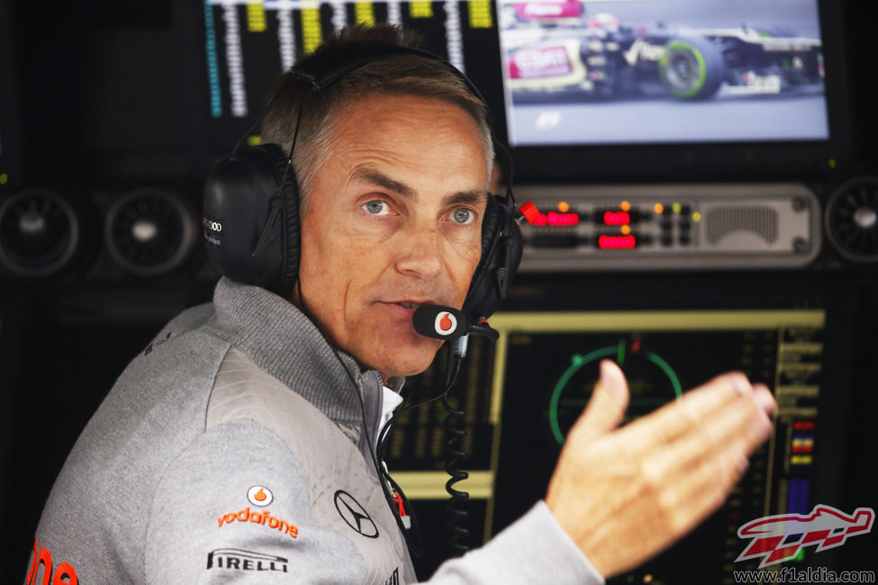 Martin Whitmarsh mira a sus pilotos desde el muro