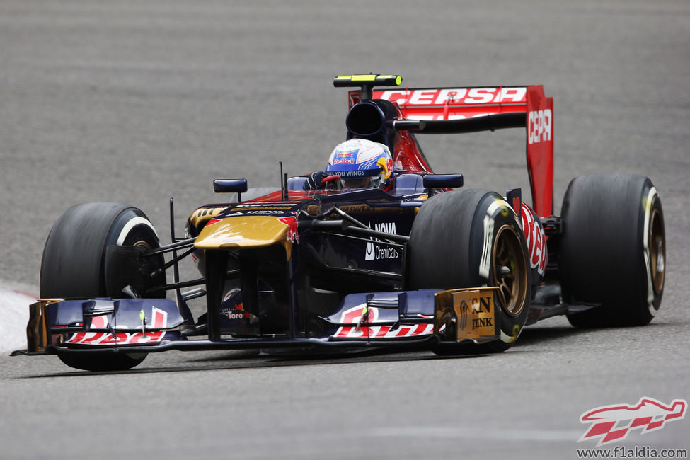 Daniel Ricciardo controla su STR8 por las curvas del circuito de Spa