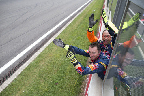 Aplausos en el equipo Toro Rosso para Ricciardo