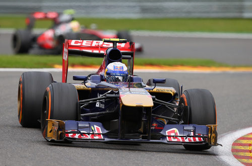 Daniel Ricciardo deja atrás a Pérez